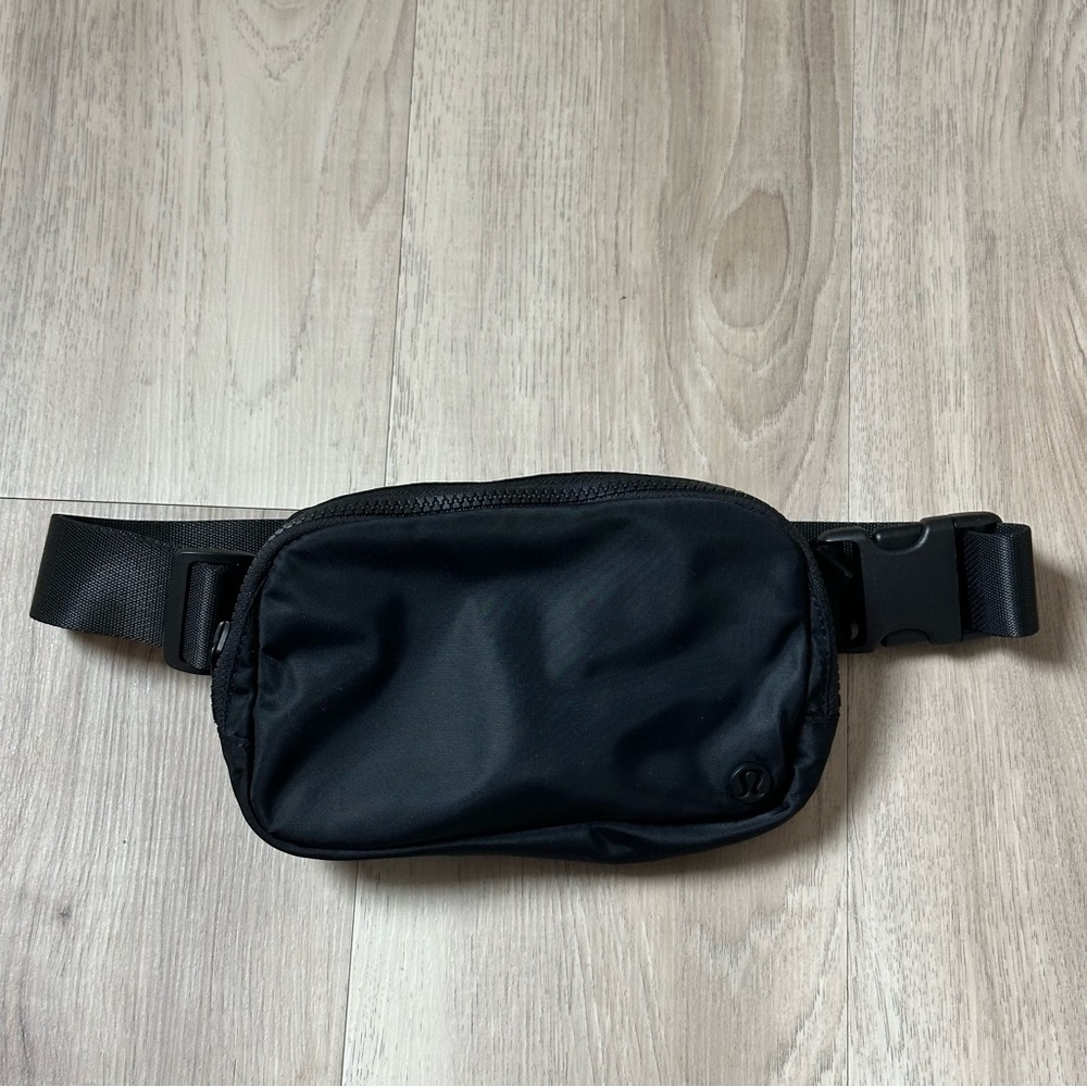 ‘lululemon’ everywhere belt bag 1L